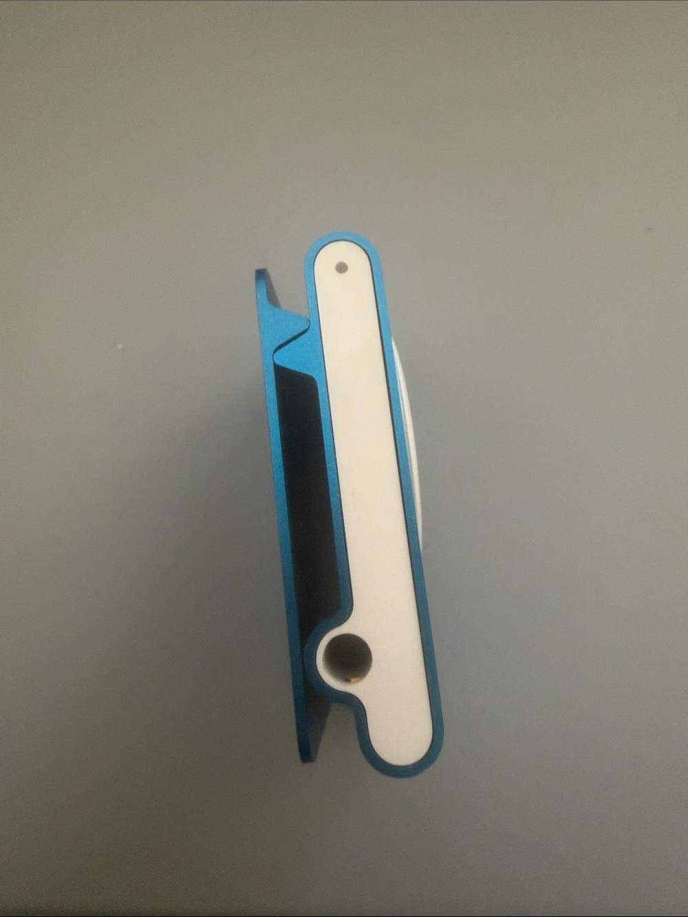 Apple iPod shuffle 2GB Blue (4th Generation) - Picture 5 of 11